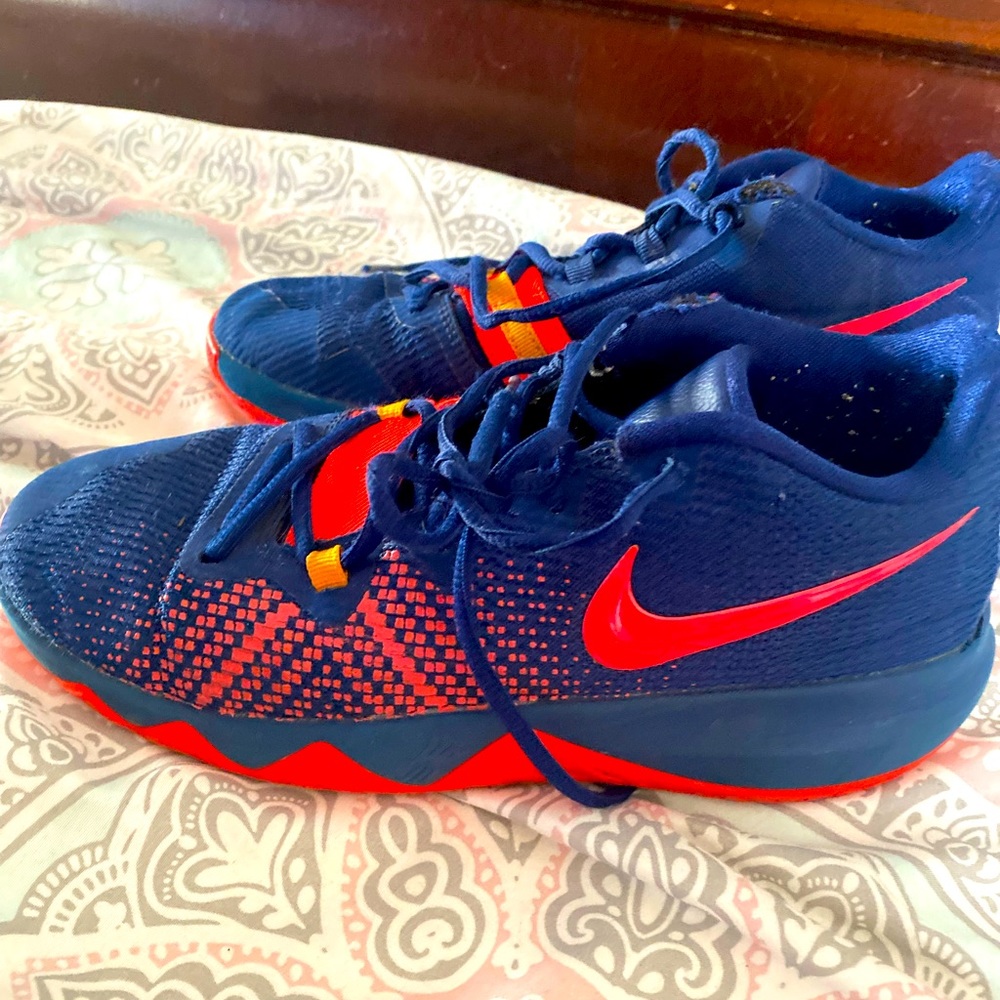 NIKE unisex basketball sneakers . Size 6.5 .